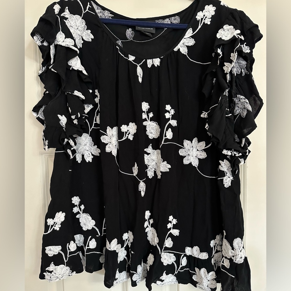 Women’s size 2X gently used black and white embroidered blouse. Liv Los Angelos